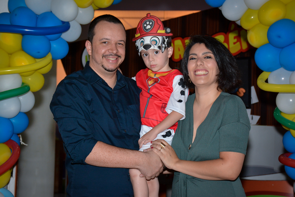 foto da família no arco de bexigas