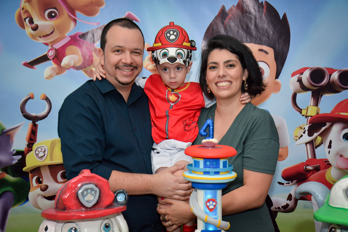 foto com os pais na mesa temática