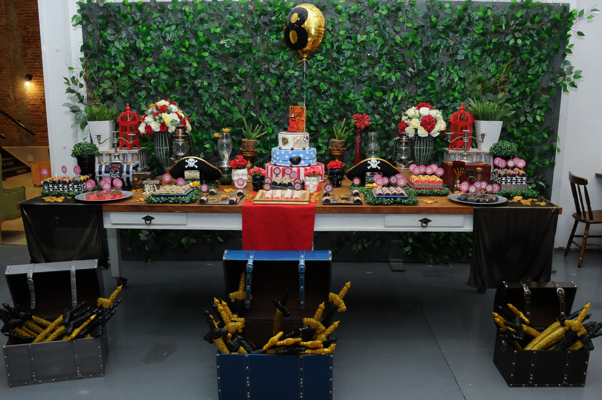 mesa decorada piratas do caribe no Buffet Espaço Vila da Arte