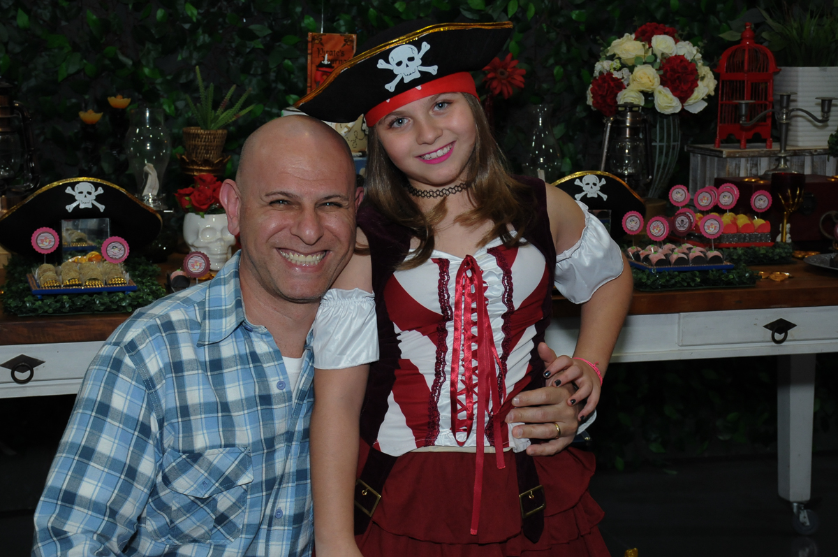 sorrisos do papai e da giulia em frente a mesa decorada piratas do caribe no Buffet Espaço Vila da Arte
