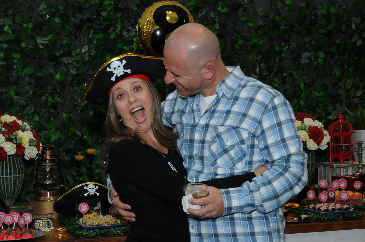 foto descontraida do casal em frente a mesa piratas do caribe no Buffet Espaço Vila da Arte