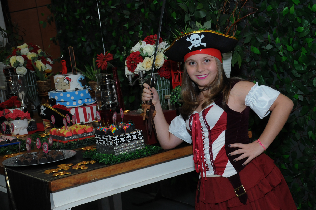 giulia feliz com a decoração piratas do caribe no Buffet Espaço Vila da Arte