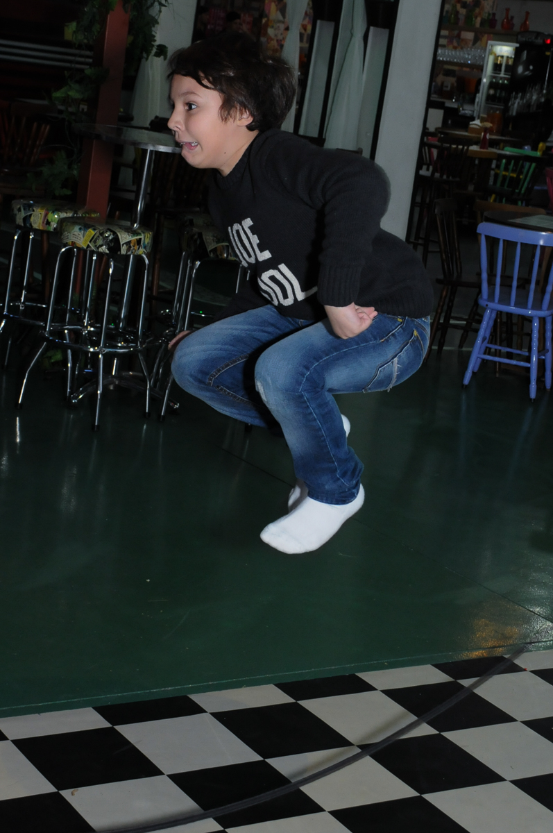 amiguinho pulando no Buffet Espaço Vila da Arte