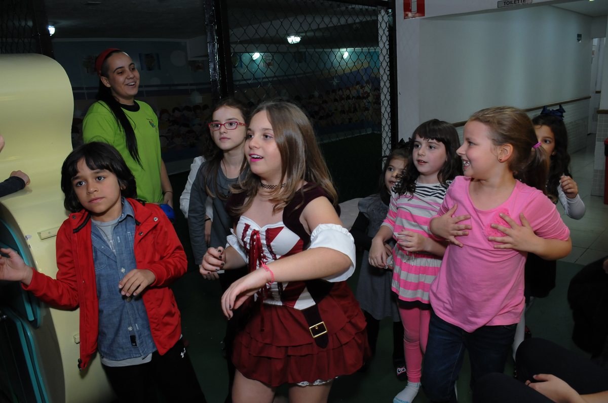 a dança da meninada no Buffet Espaço Vila da Arte