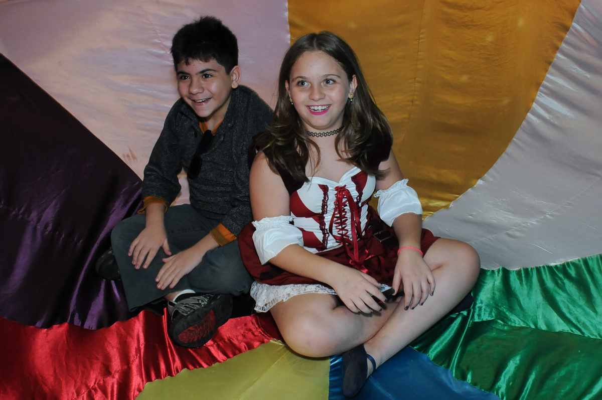 turminha reunida na brincadeira com monitor no Buffet Espaço Vila da Arte