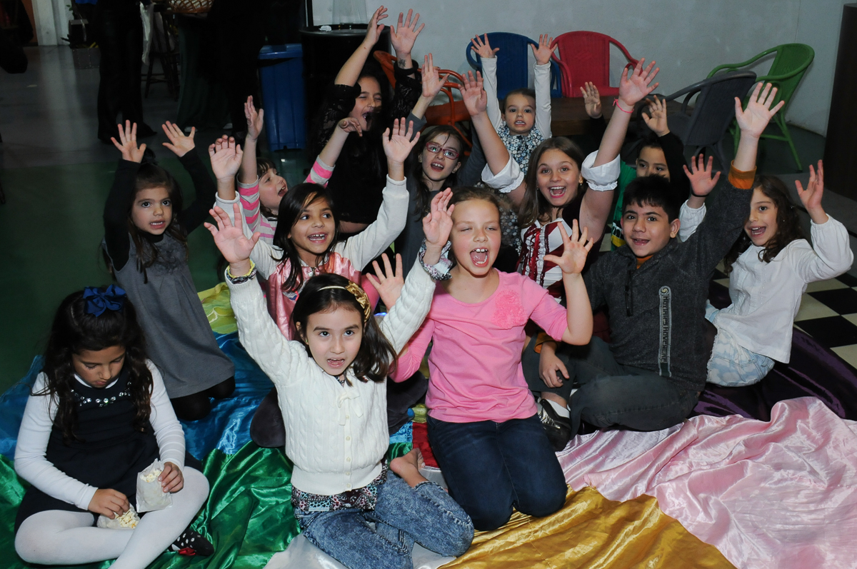 muita alegria das crianças na festa da giulia no Buffet Espaço Vila da Arte