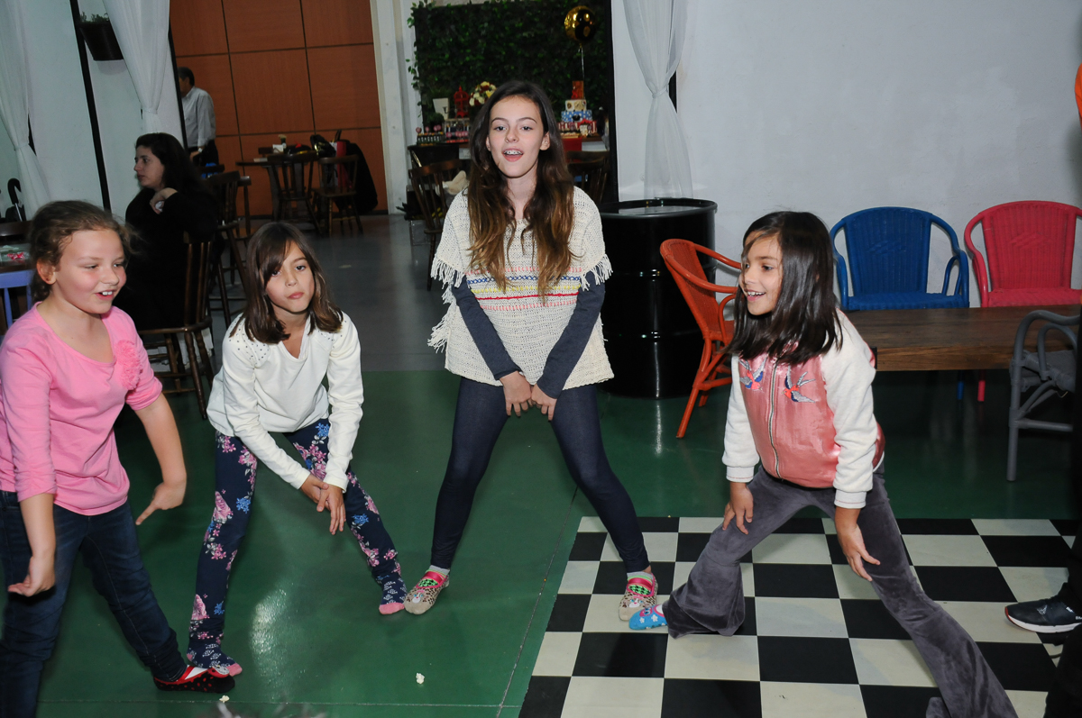 amiguinha pulando corda no Buffet Espaço Vila da Arte