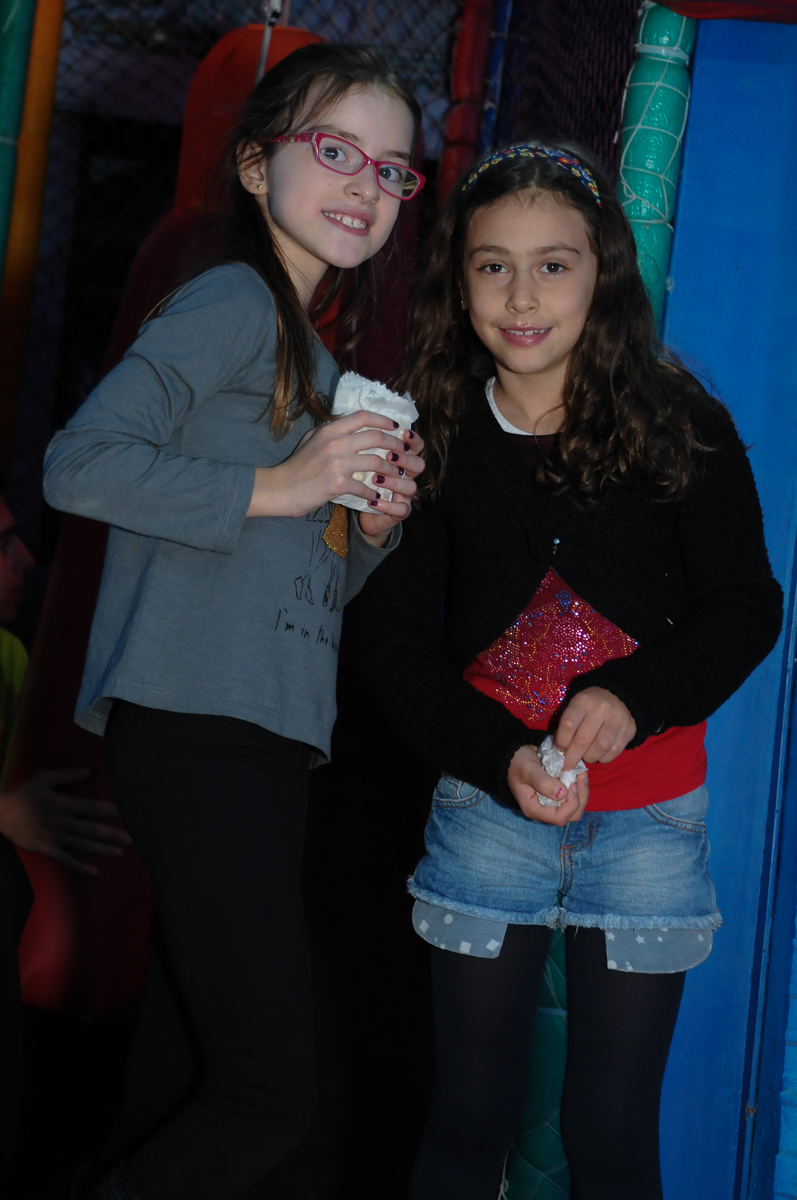 pose para foto das amiguinhas no Buffet Espaço Vila da Arte