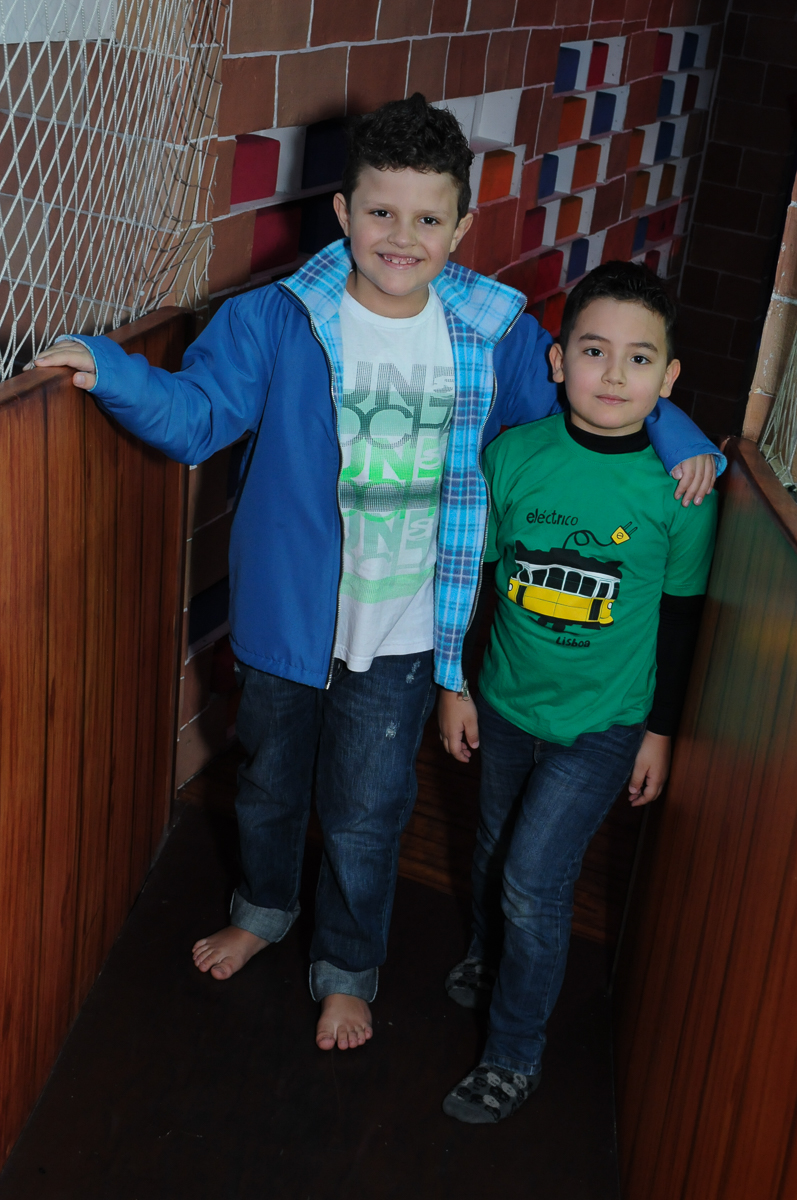 pose dos amiguinhos para a foto no Buffet Espaço Vila da Arte