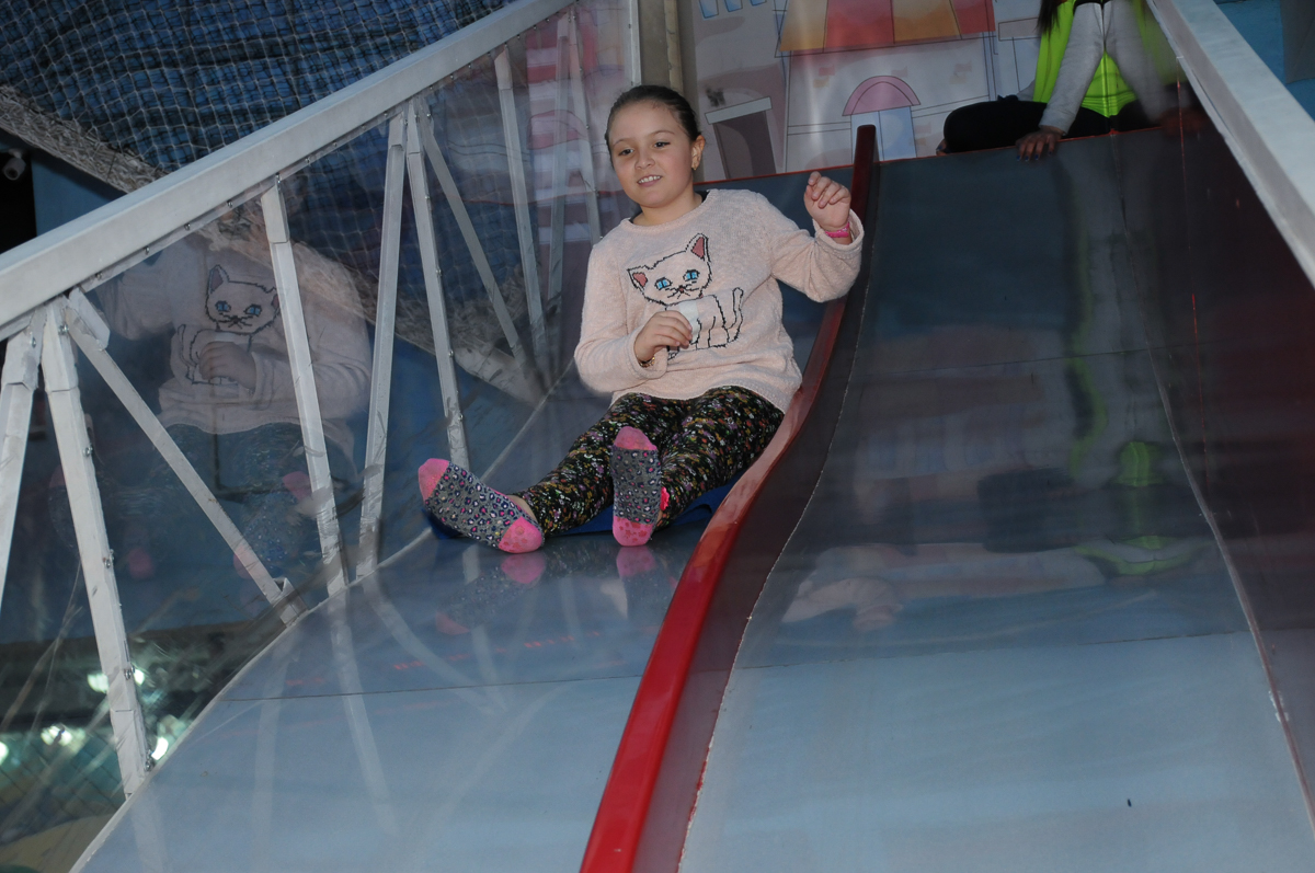 mais brincadeiras no escorregador no Buffet Espaço Vila da Arte