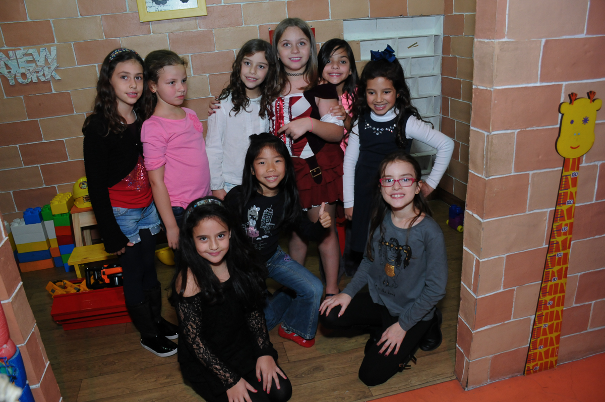 pose da giulia e amigas para foto no Buffet Espaço Vila da Arte