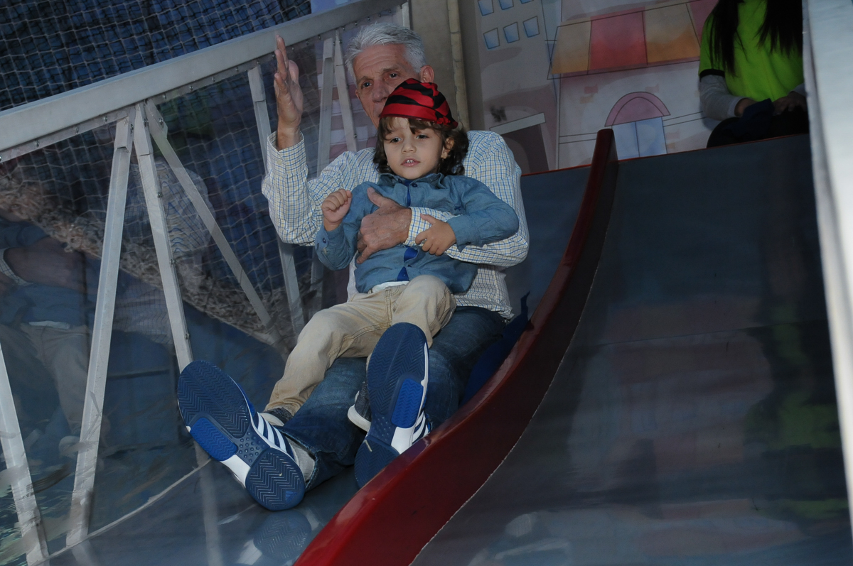 primo da giulia no escorregador com o vovô no Buffet Espaço Vila da Arte
