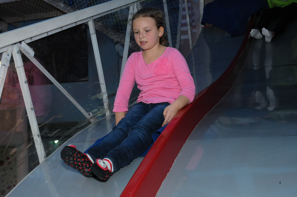 amiga escorregando no escorregador do Buffet Espaço Vila da Arte