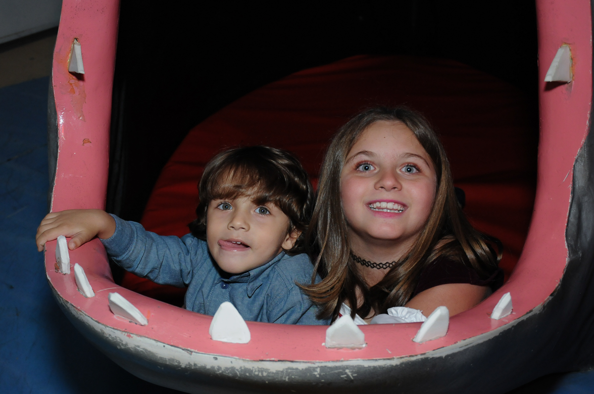 giulia e o priminho na boca da baleia no Buffet Espaço Vila da Arte