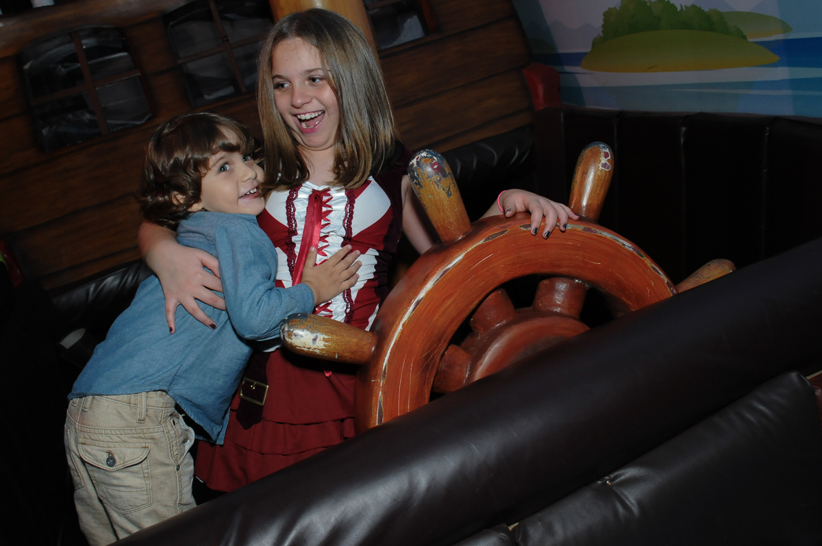 giulia conduzindo o navio no Buffet Espaço Vila da Arte