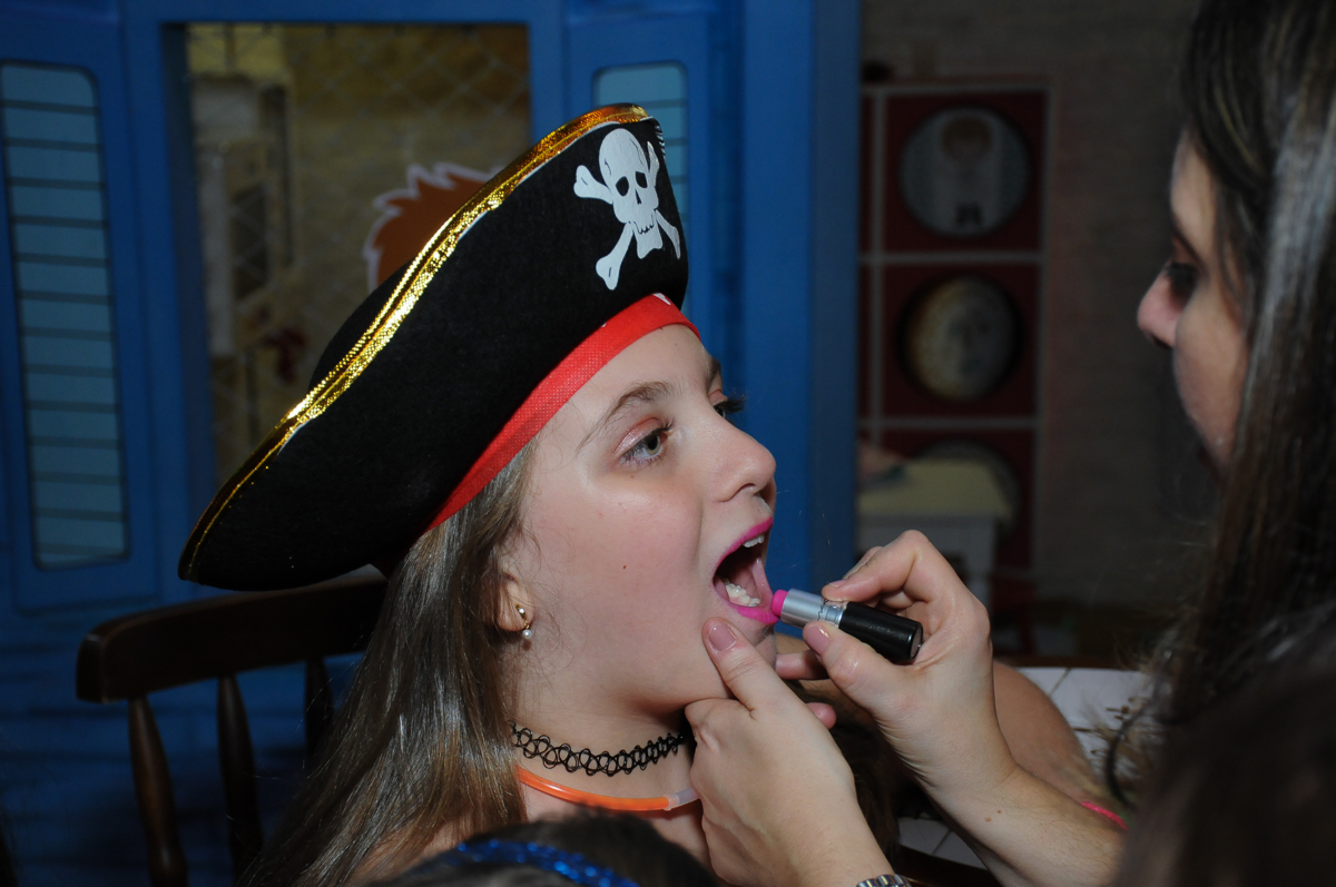 giulia se maqueando para o parabéns no Buffet Espaço Vila da Arte