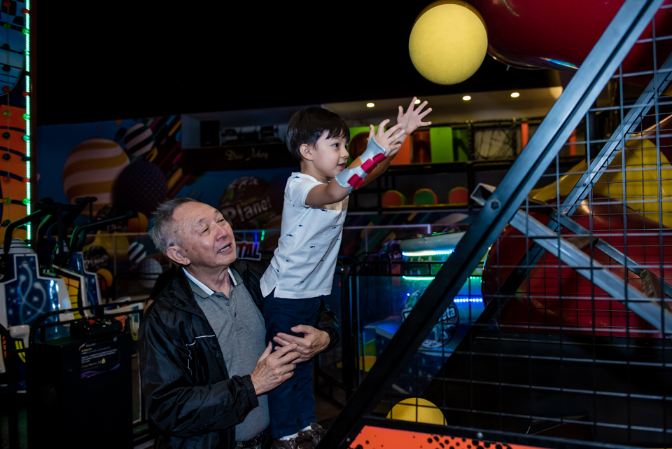 jogando basquete com o vovô