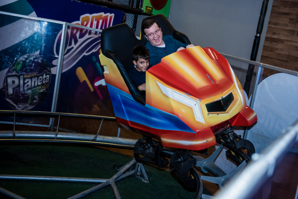 Os convidados brincam no trenzinho