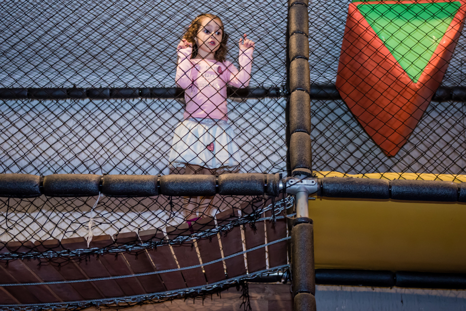 A aniversariante se diverte no brinquedão