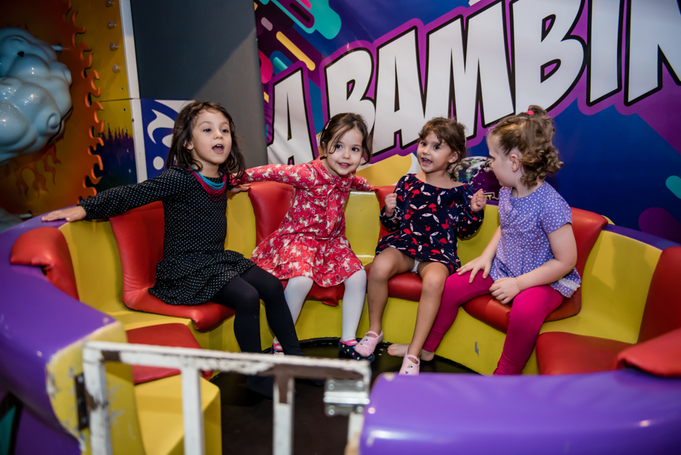 As meninas reunidas brincando no labamba