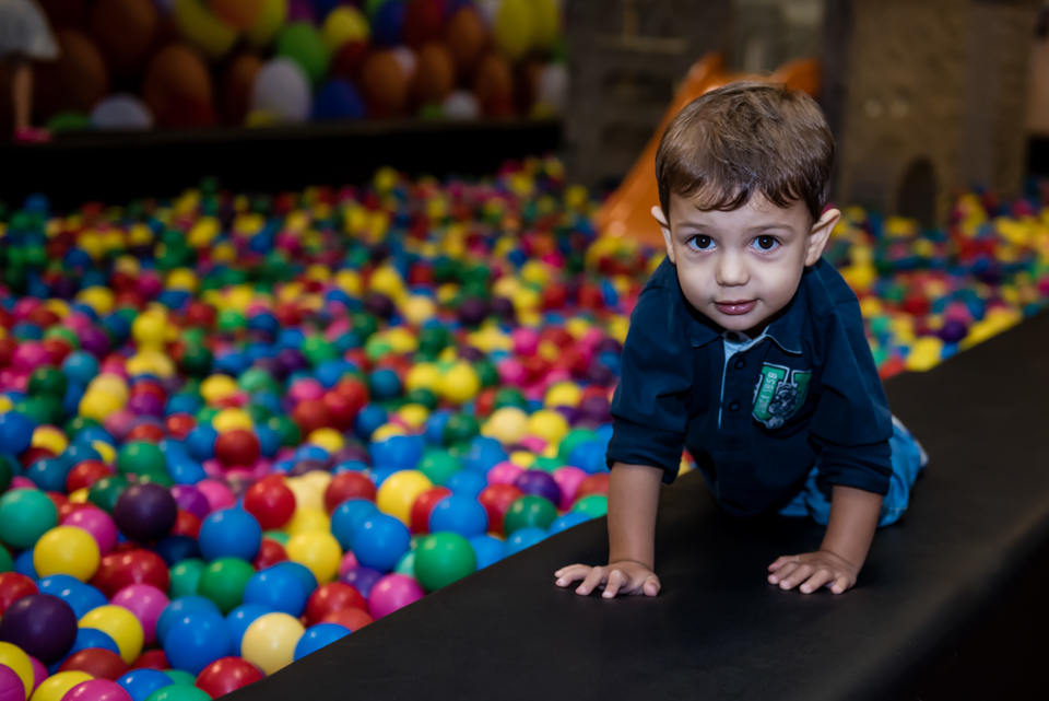 saindo da piscina de bolinhas