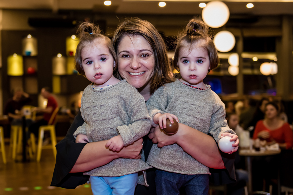 Gêmeas lindas com sua mamãe