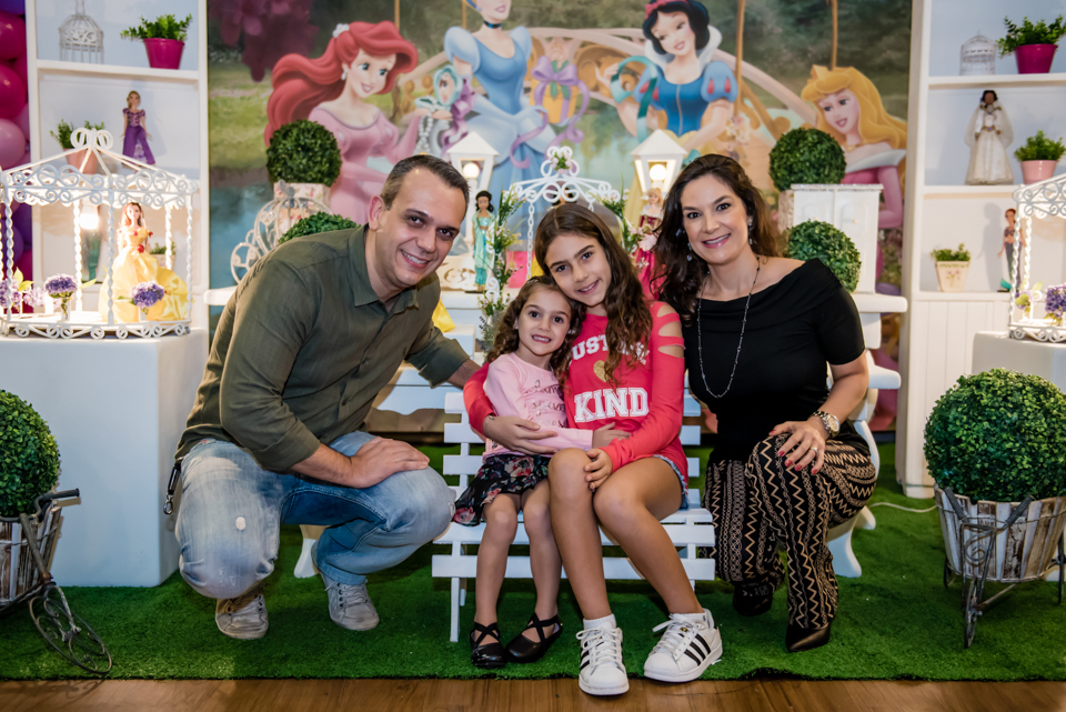 fotografia da família na mesa temática