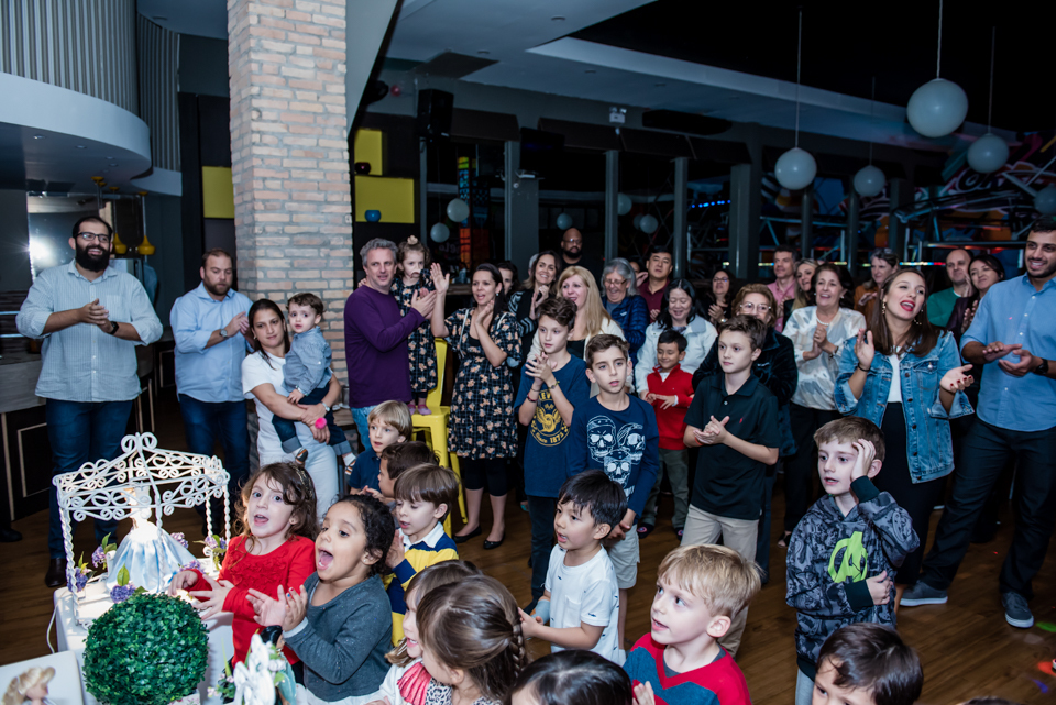 Todos os convidados participam do parabéns