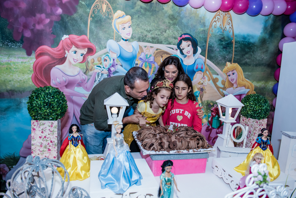 soprando a vela do bolo