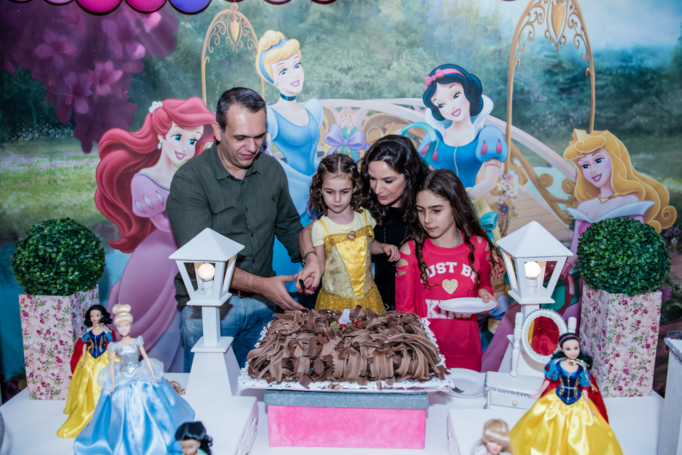 Clara vai cortar o primeiro pedaço de bolo