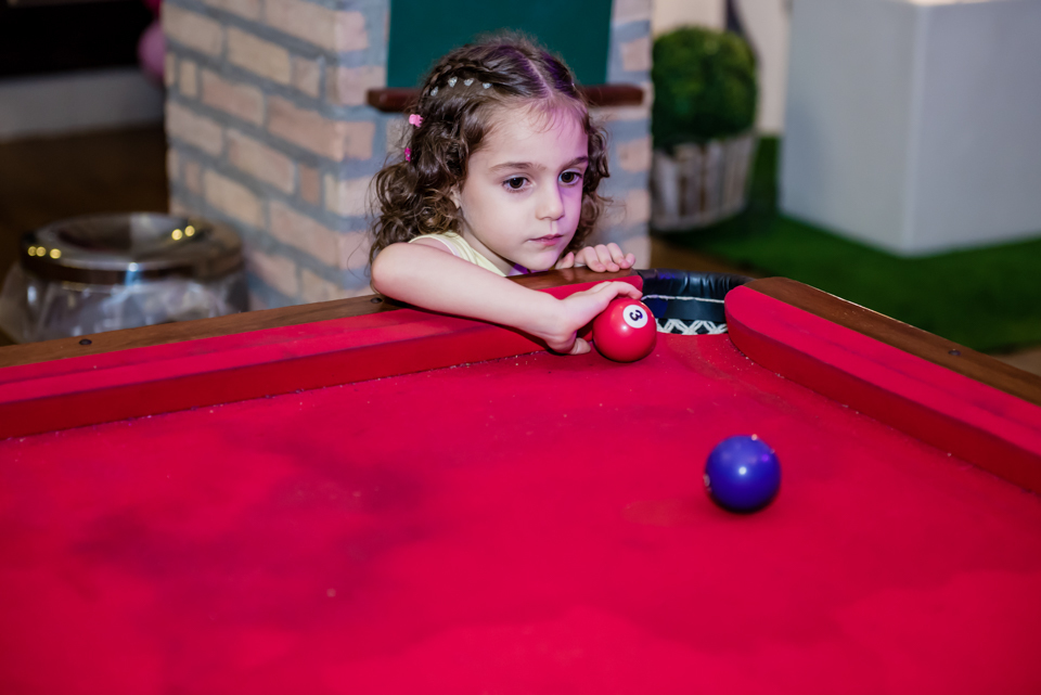 final de festa com clara se diveertindo com o jogo de ping pong