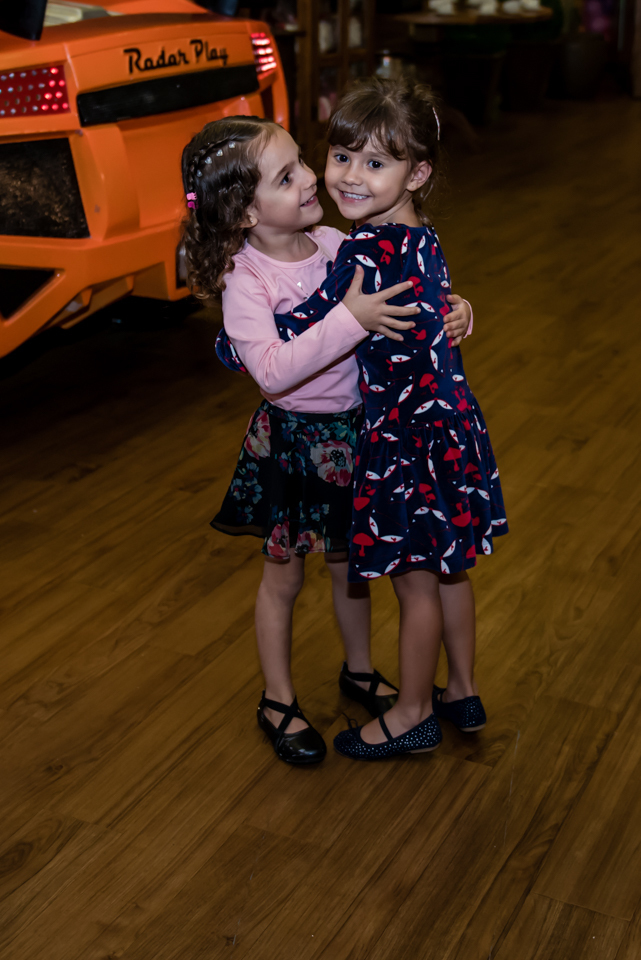 recebendo as amigas para sua festa