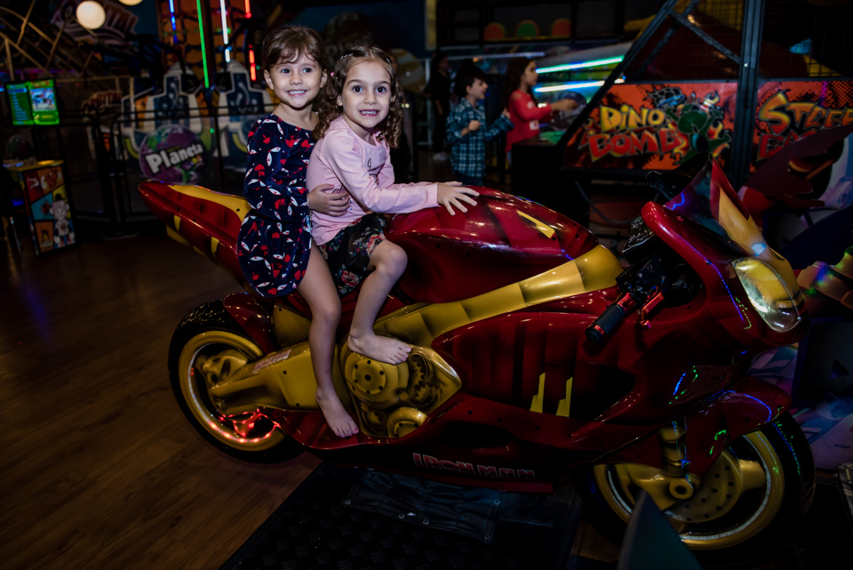 brincando com a amiga na moto