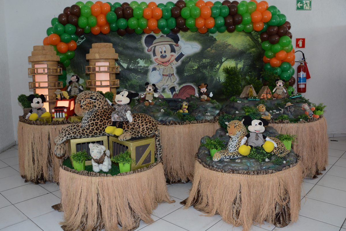 mesa mickey safari no buffet fábrica Morumbi