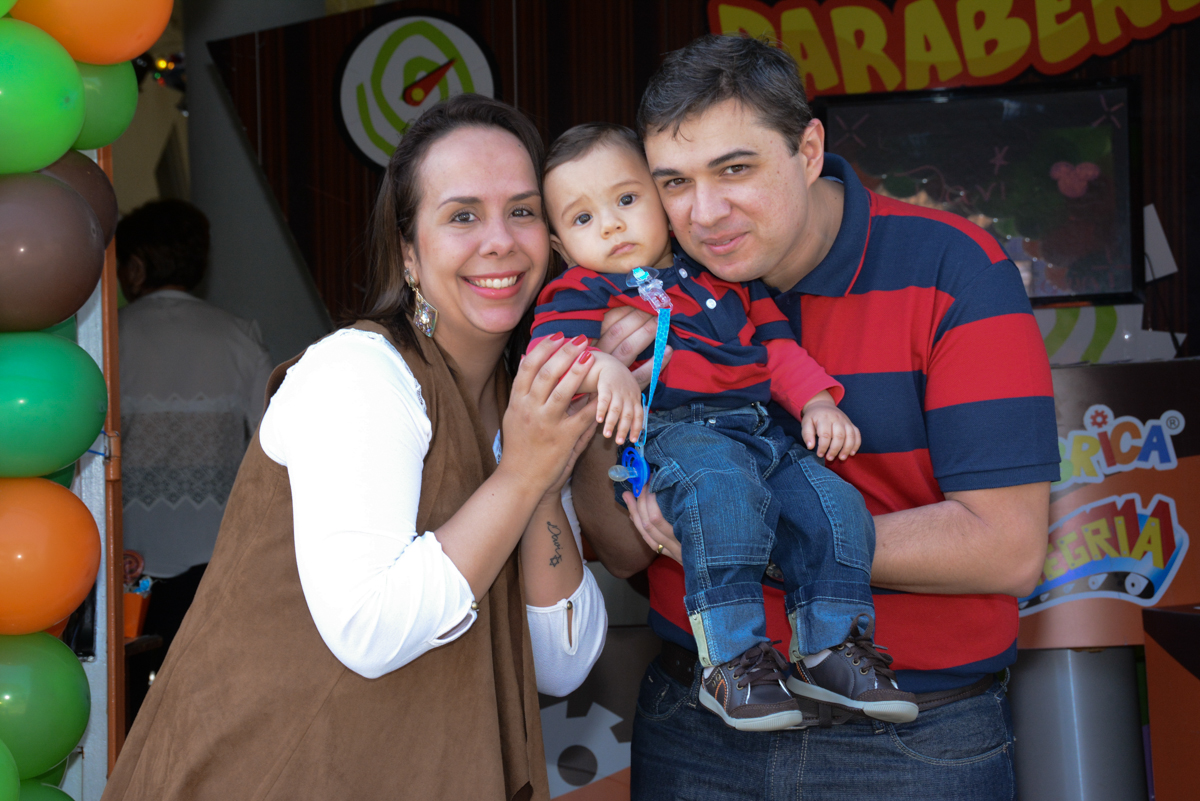 davi com os pais no arco de bexigas no buffet fábrica Morumbi