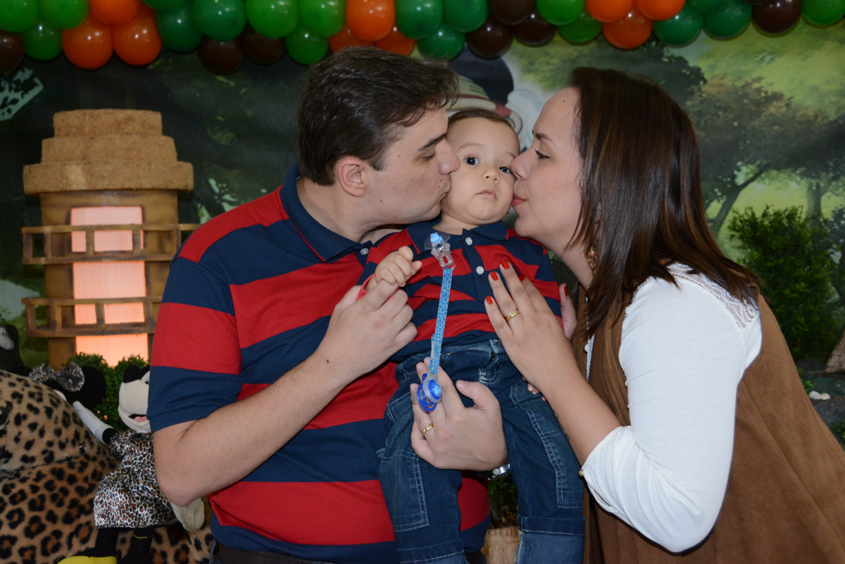 davi ganhando beijinho sanduiche no buffet fábrica Morumbi