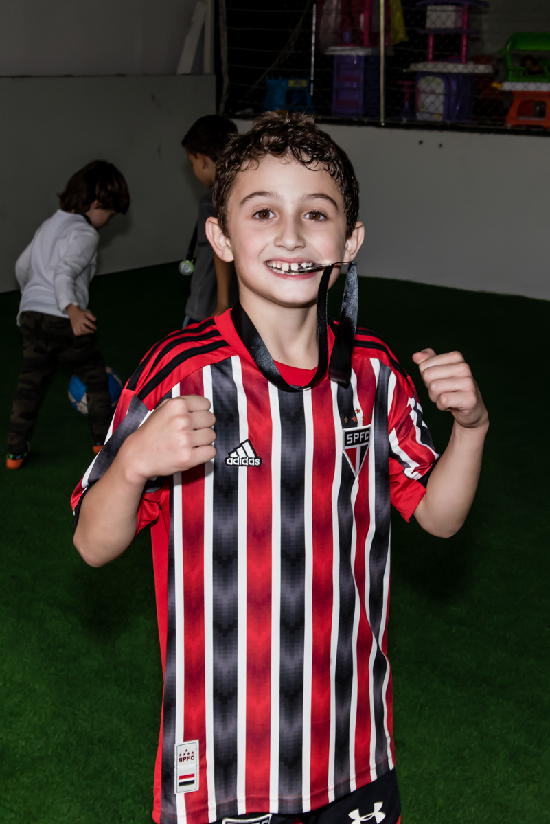 recebendo a medalha de 