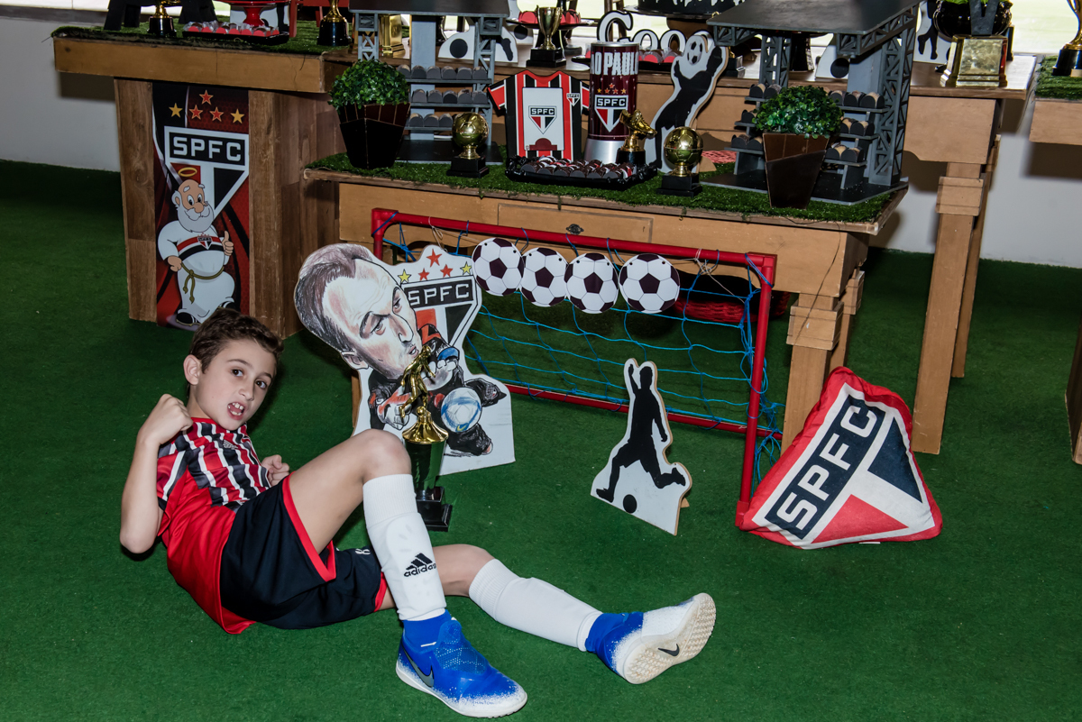 se divertindo na mesa temática