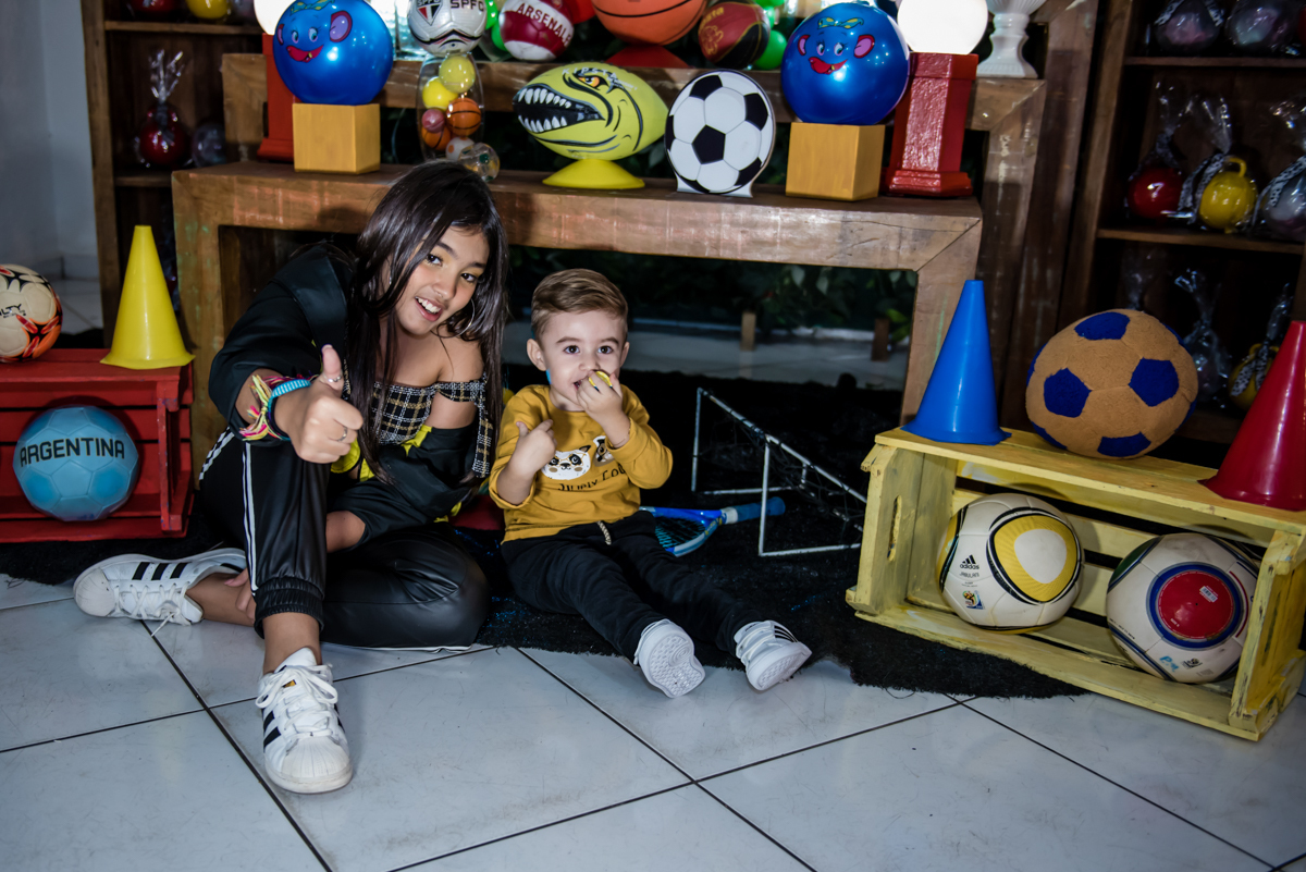 A irmã brinca com o aniversariante