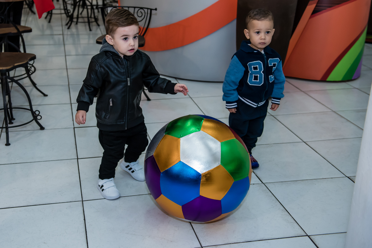 recebendo o amigo para sua festa