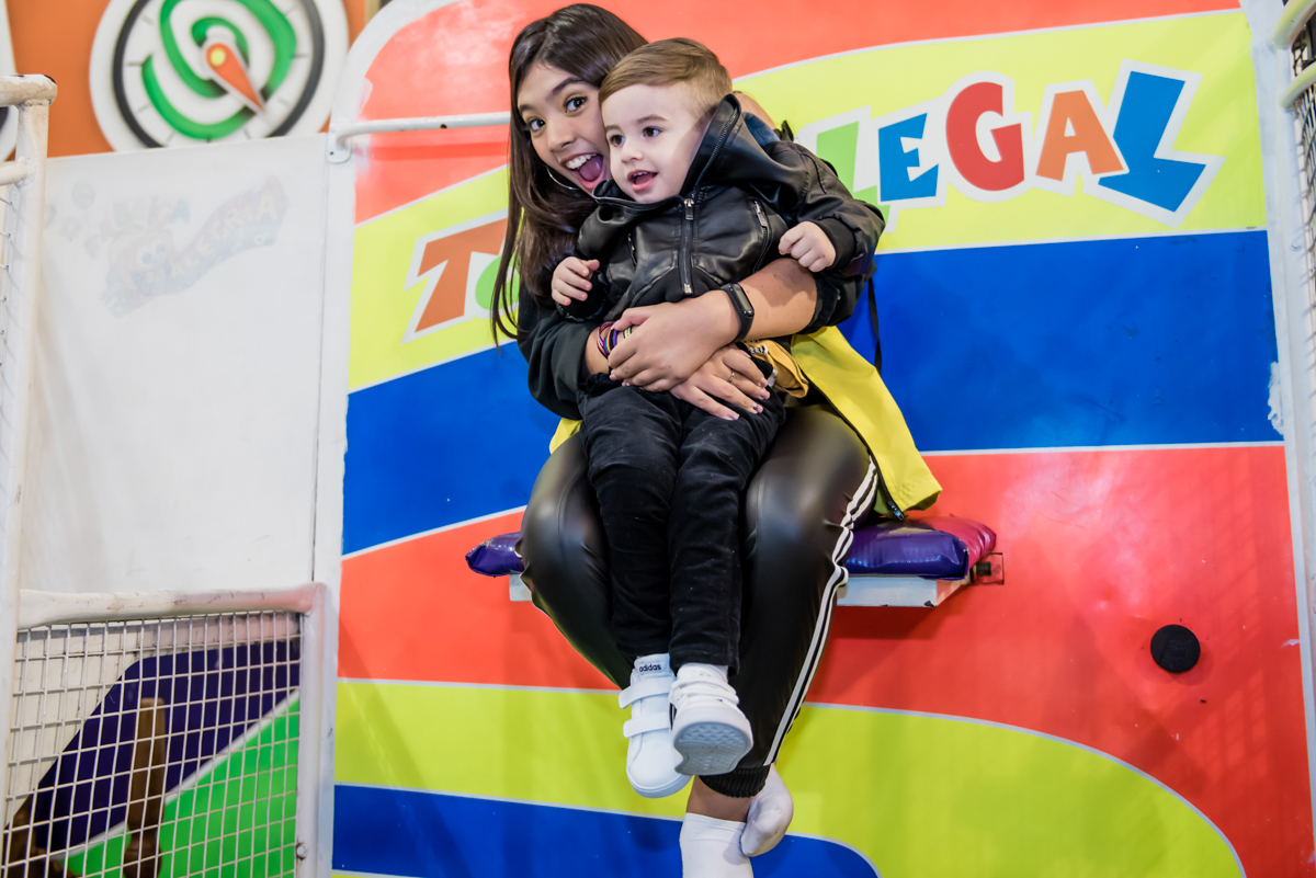 preparando para cair do brinquedo tombo legal