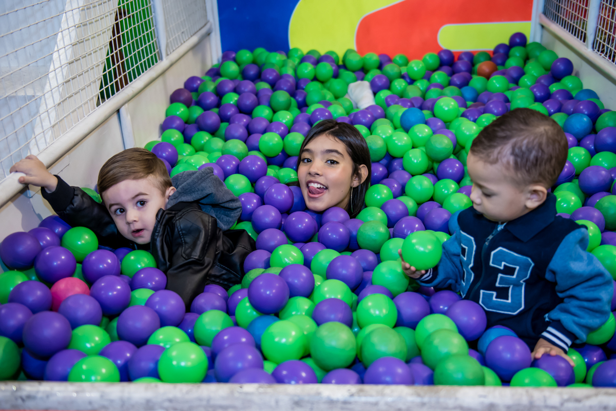 As crianças brincam na piscina de bolnhas