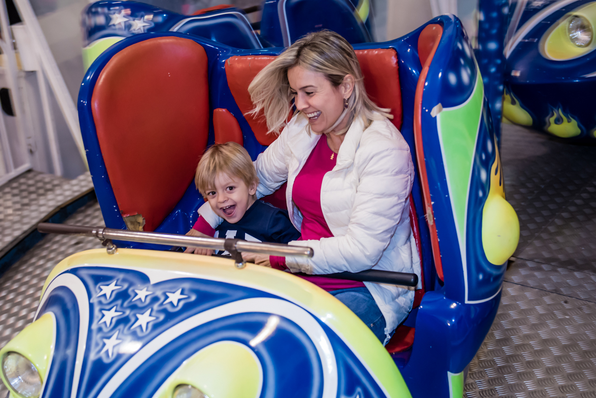 A convidada se diverte no brinquedo jornada nas estrelas