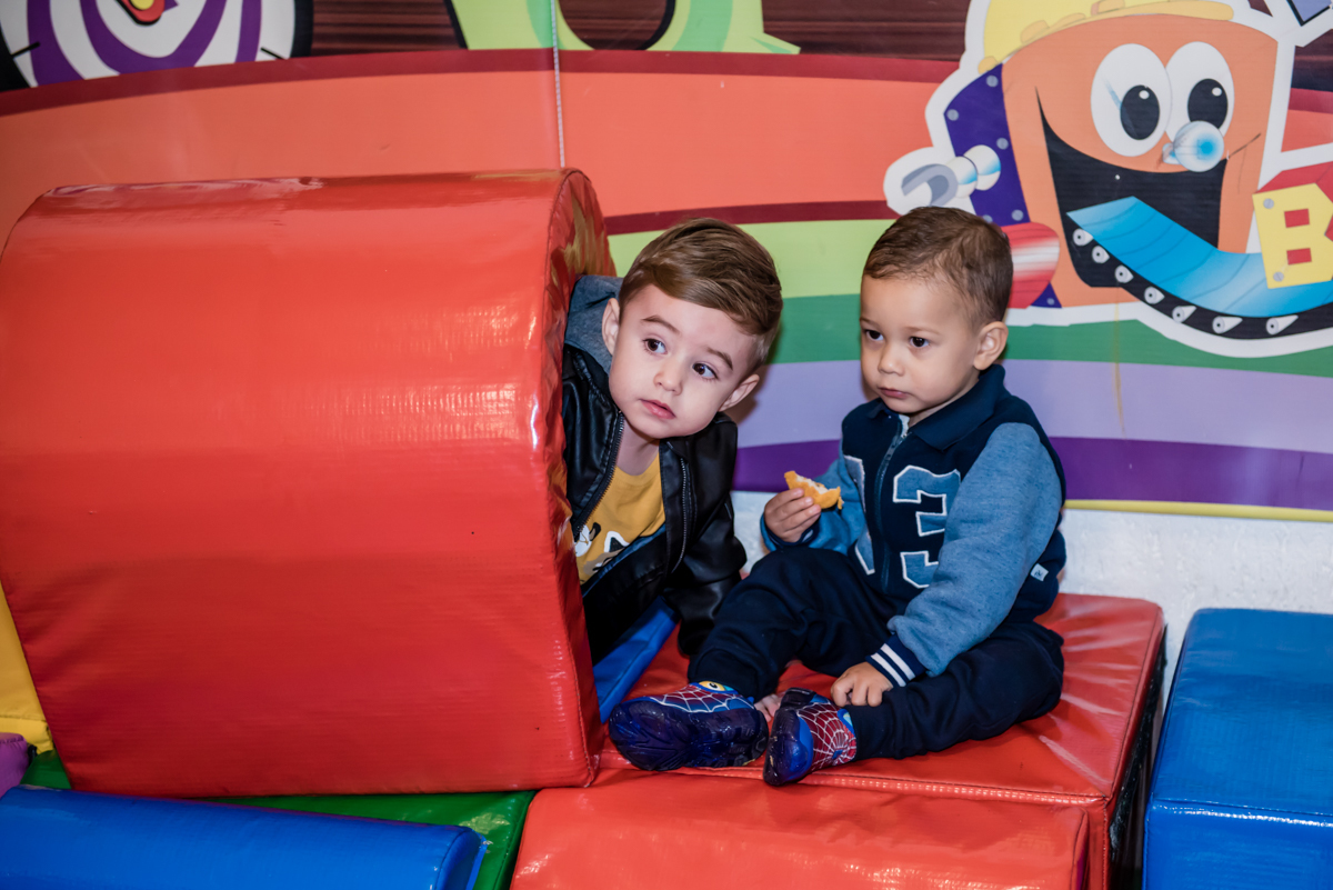 curtindo a área baby com o amigo