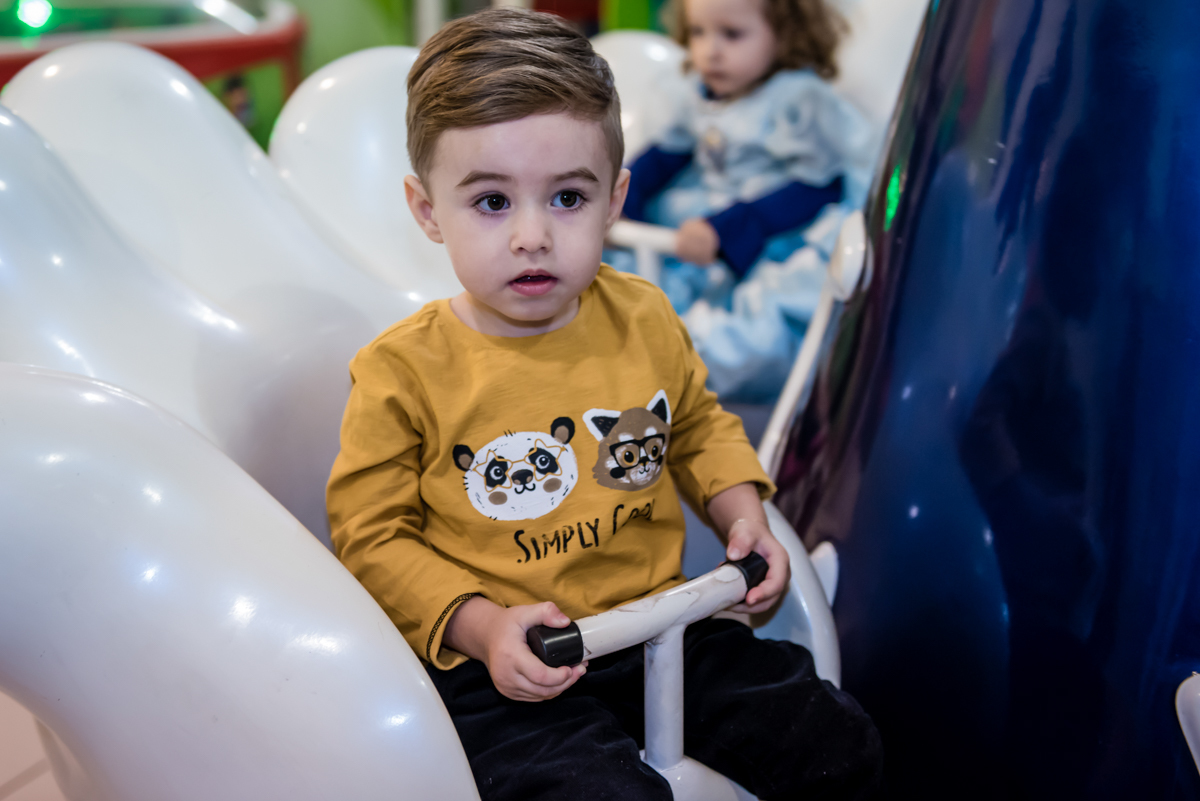 Bento também gosta de aproveitar o brinquedo carrossel