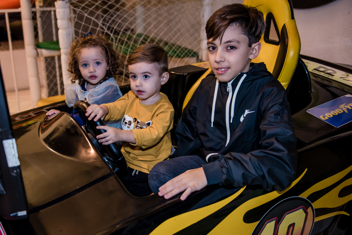 Os amigos juntos no simulador de corridas