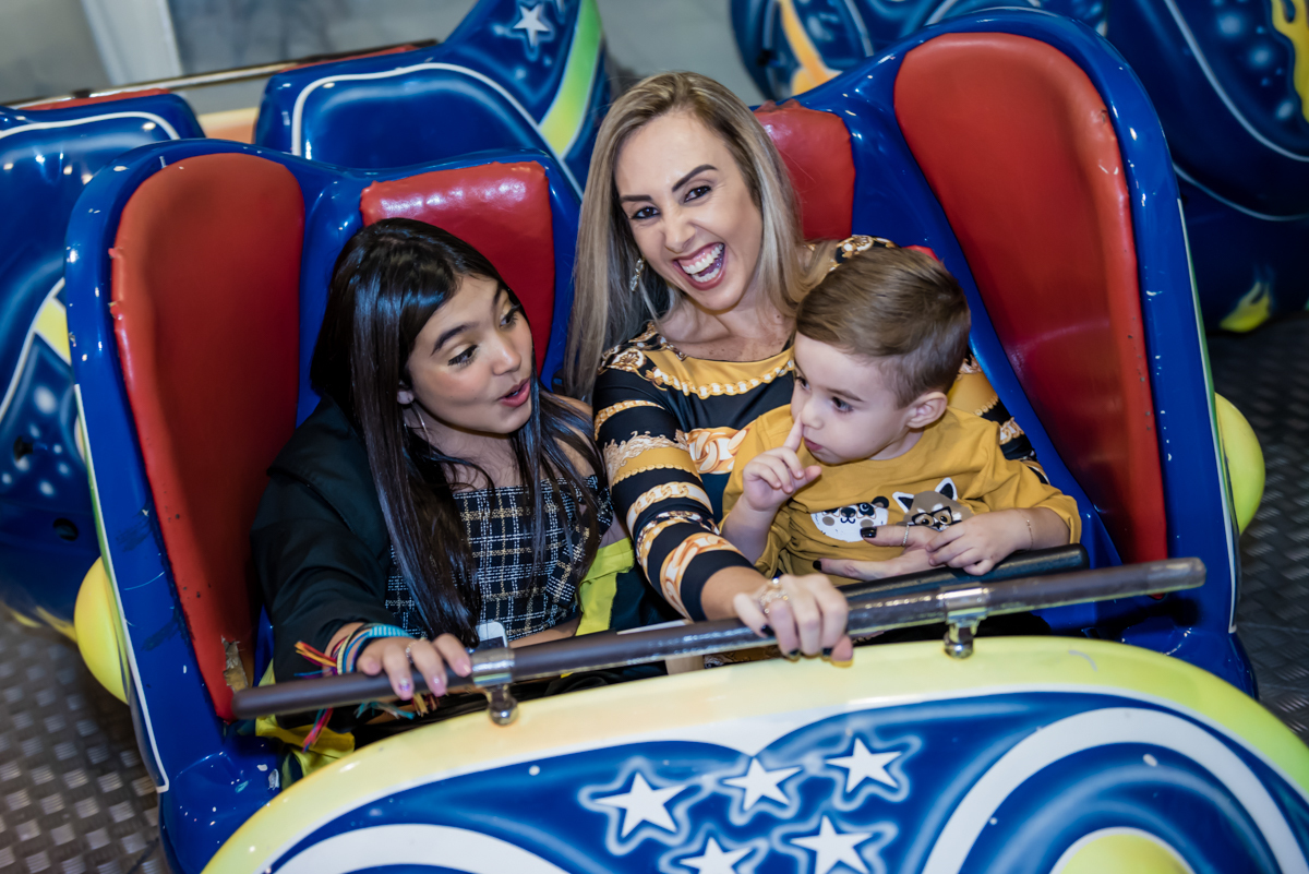 mãe e filhos se divertem juntos