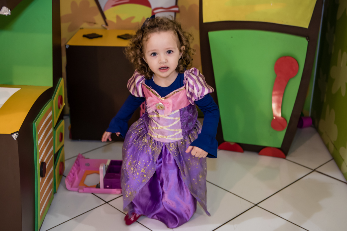 A princesa brinca da cozinha da casinha