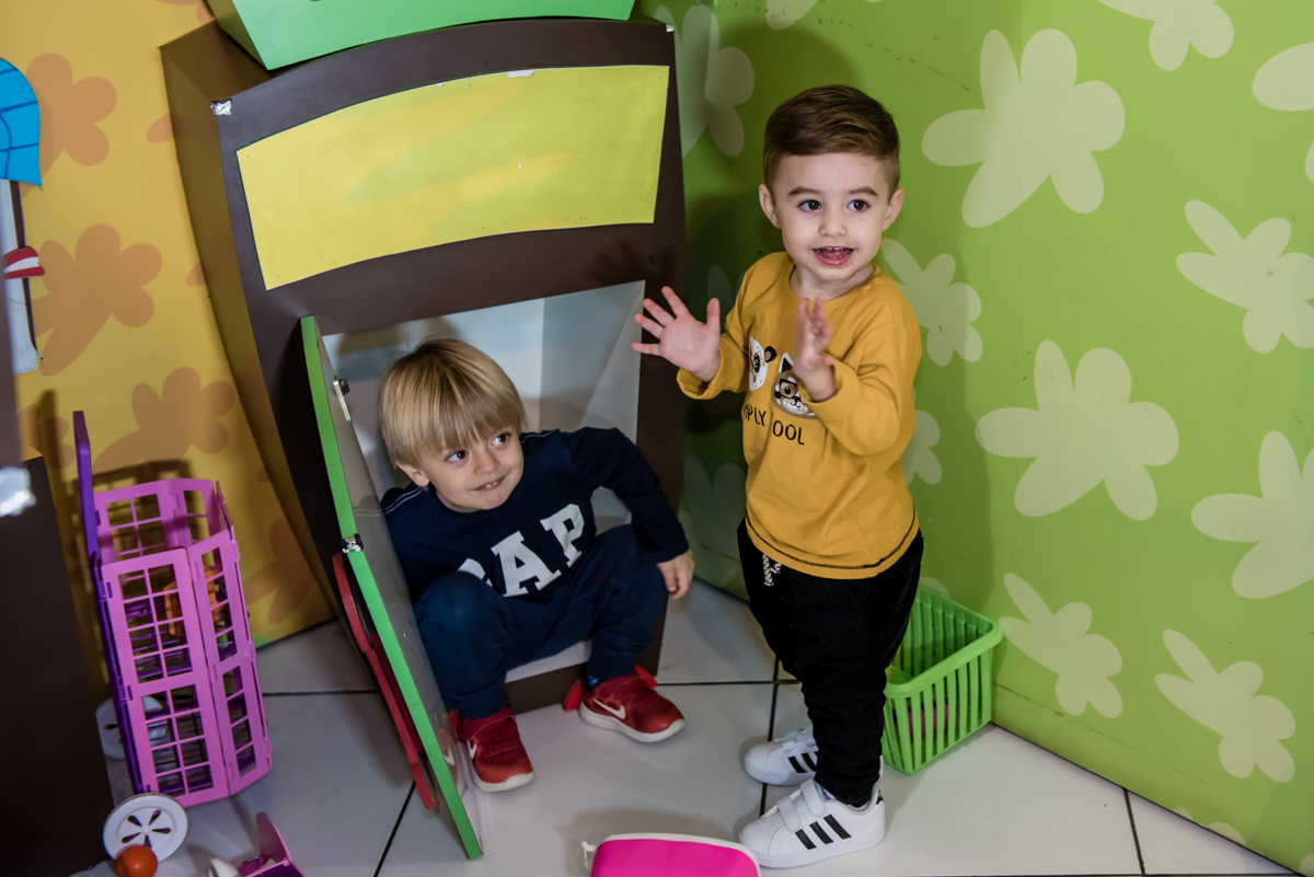 O amigo entra dentro da geladeira