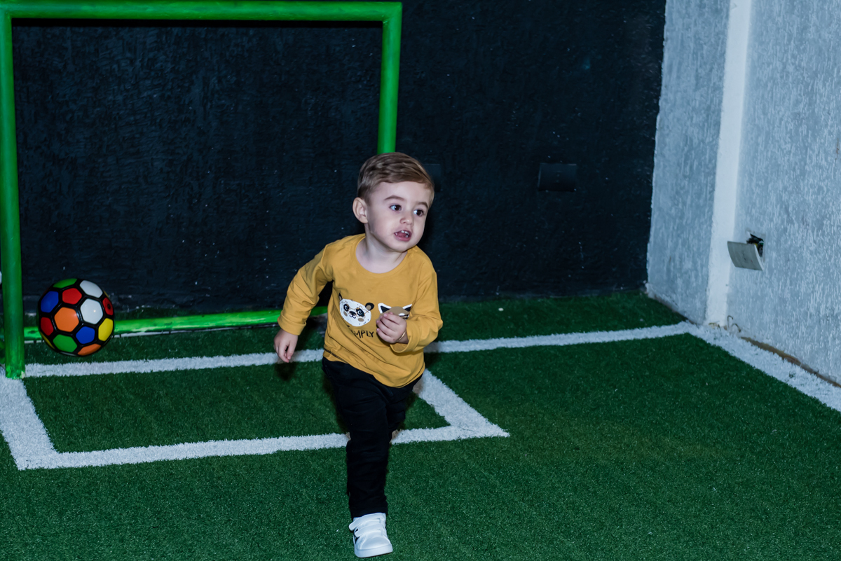 correndo para comemorar o gol